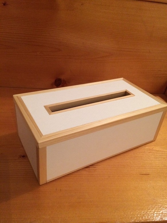送料込み！木製ティッシュボックス 白(ちぢれ柄） 1枚目の画像
