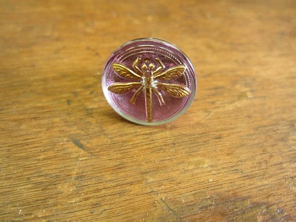 チェコの職人ガラスボタン　トンボのピンバッジ　うす紫色 1枚目の画像