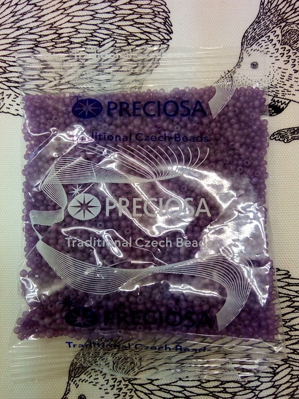 チェコの丸小ビーズ　半透明　趣き紫 1枚目の画像