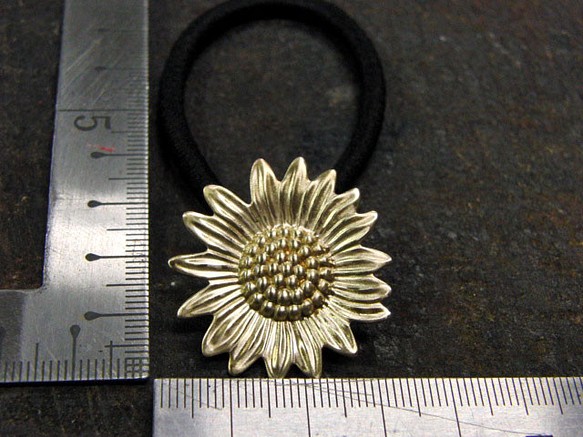 真鍮ブラス製 向日葵(ひまわり)デザインヘアゴムコンチョ 髪留め・バッグボタン飾り・ペットの首輪飾りにも 1枚目の画像