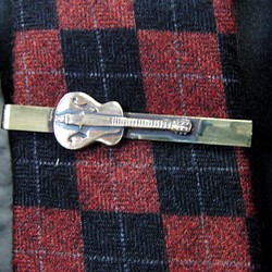 真鍮ブラス製　ミニギター型ネクタイピン(タイバー)1個　ネクタイ・ポケットの飾りに 1枚目の画像