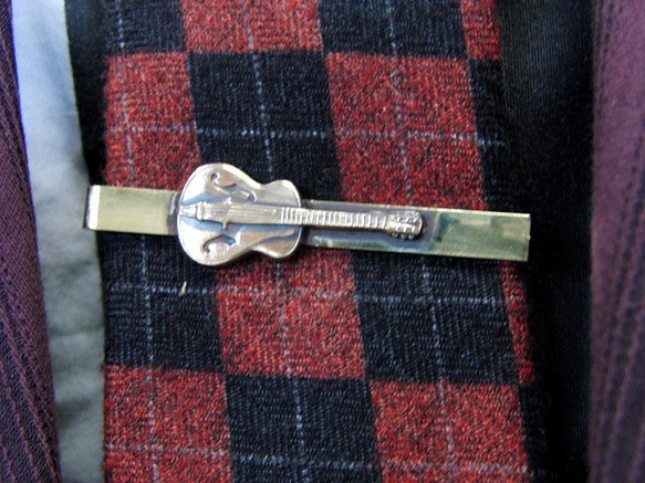 真鍮ブラス製　ミニギター型ネクタイピン(タイバー)1個　ネクタイ・ポケットの飾りに 1枚目の画像