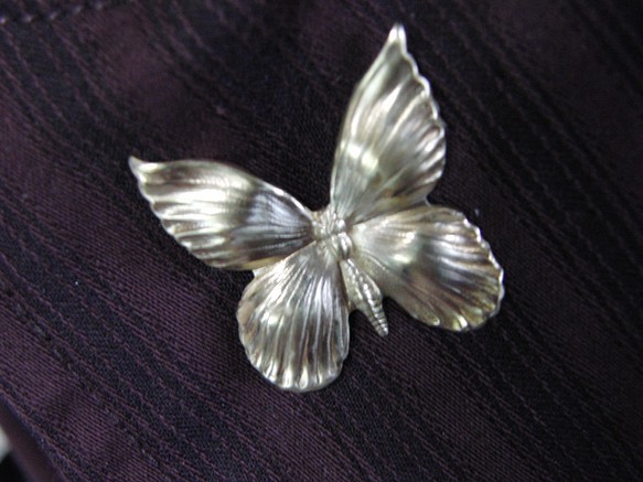 真鍮ブラス製　輝く蝶/バタフライ型ピンズブローチ　結婚式・成人式などシャツ・ジャケットや帽子・バッグのワンポイントに 1枚目の画像