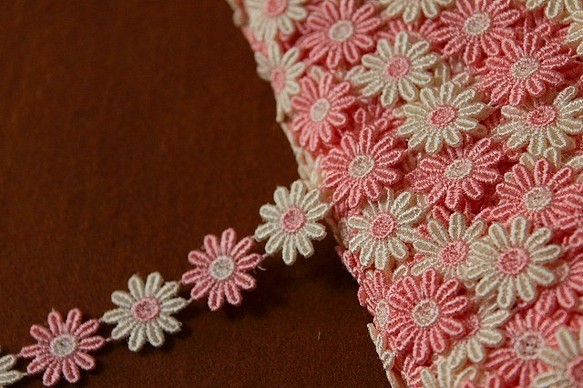 送料無料！10枚！幅1.9cm交互のお花柄ケミカルレース　ピンクとオフホワイト[10656　ピンク] 1枚目の画像