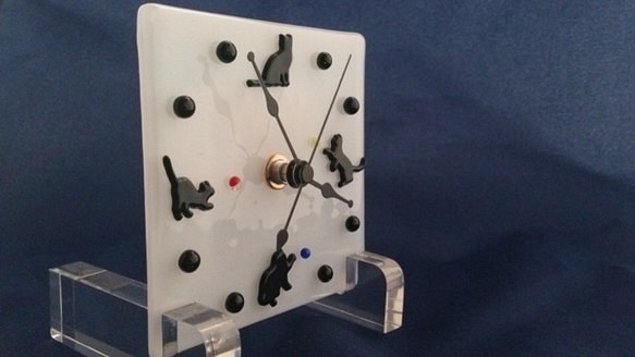 T様オーダー イタズラ黒猫時計(ガラス製) 1枚目の画像