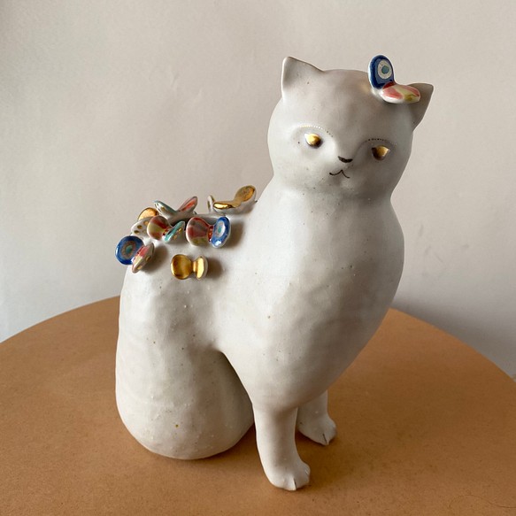 猫とてふてふの花入れ【花器】【陶器】 1枚目の画像