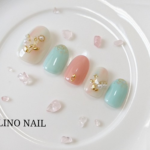 42 パールとゴールドのすずらんフラワーネイル ネイルチップ ネイルシール Lino Nail 通販 Creema クリーマ ハンドメイド 手作り クラフト作品の販売サイト