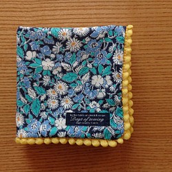 【ギフト対応】パイルハンカチ　タグ付き　リバティプリント　ネイビー　花柄　コットン　 1枚目の画像