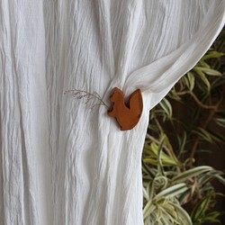 soeru ― 花を添える　木製カーテンアクセサリー　チェリー材　キツネ 1枚目の画像