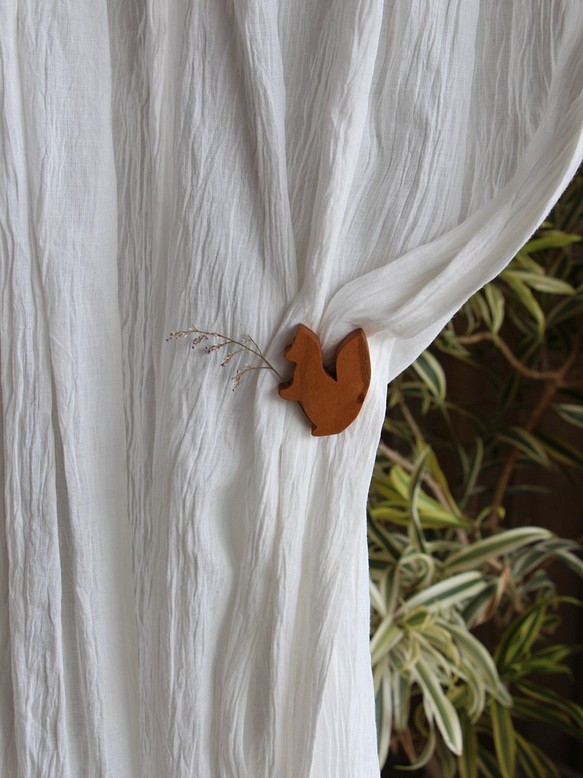 soeru ― 花を添える　木製カーテンアクセサリー　チェリー材　キツネ 1枚目の画像