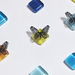 【選べる5色】蝶×ガラスタイルピアス（ゴールド・シルバー金具の選択可） 1枚目の画像