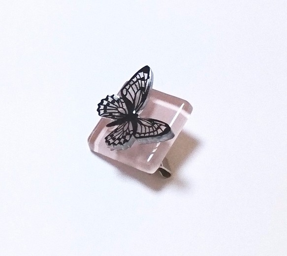 【選べる9色】蝶々のガラスタイルブローチ 1枚目の画像