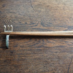 フォークとスプーンの箸置（ブルー×ホワイト） 3枚目の画像