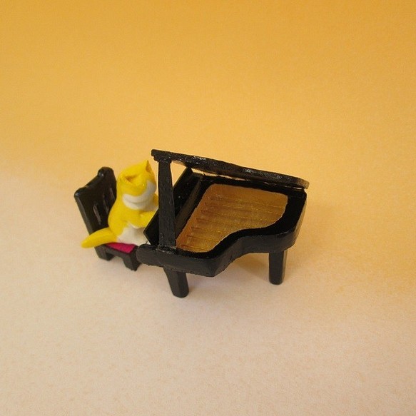 ピアノを弾くネコちゃん 1枚目の画像