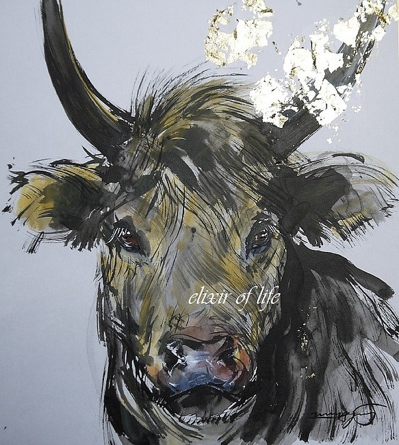 大きい角の牛（色紙、２４ｃｍ×２７ｃｍ、墨絵、金箔） 1枚目の画像
