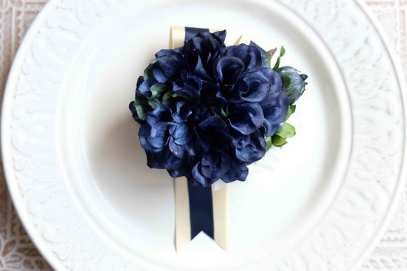 海軍藍色大麗花和白色繡球絲帶胸花＃029 第1張的照片