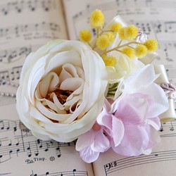 白色的緞帶胸花玫瑰和含羞草（粉色）＃134 第1張的照片