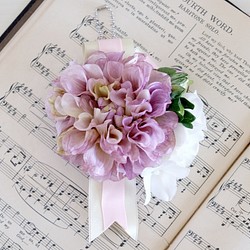 紫大麗花和白色繡球絲帶胸花＃139 第1張的照片