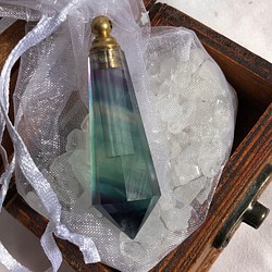アロマオイルや香水を入れられるフローライトくり抜き型ペンダント ・トップ 1枚目の画像