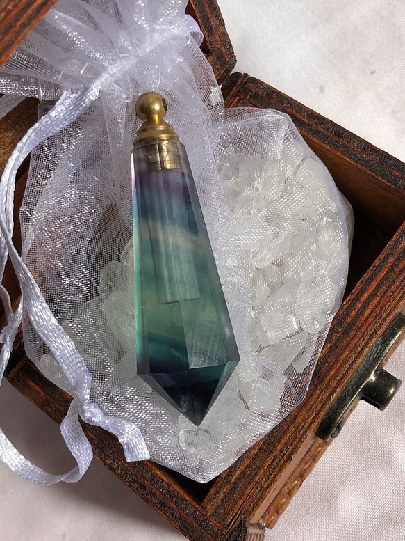 アロマオイルや香水を入れられるフローライトくり抜き型ペンダント ・トップ 1枚目の画像