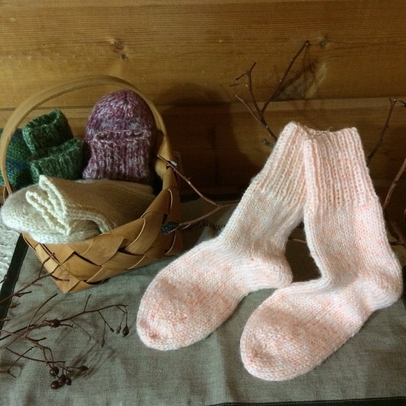 「送料無料」おばあちゃんの手編み靴下49(22〜24cm) 1枚目の画像