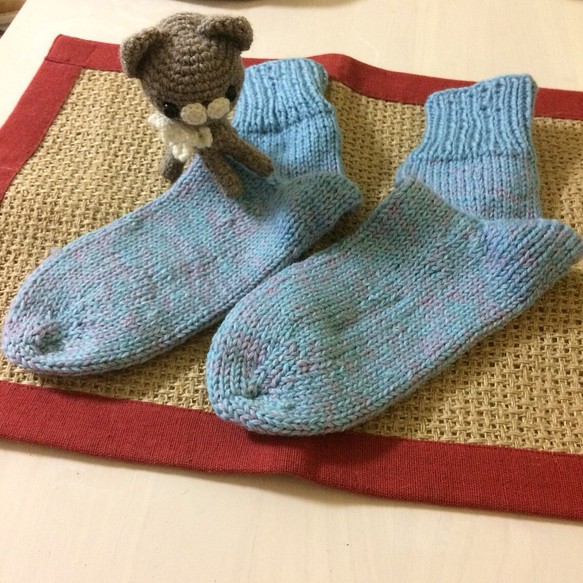 「送料無料」おばあちゃんの手編み靴下77(23〜25cm) 1枚目の画像