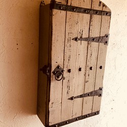 古い木製ドア風の古材キーボックス  ホワイト 1枚目の画像