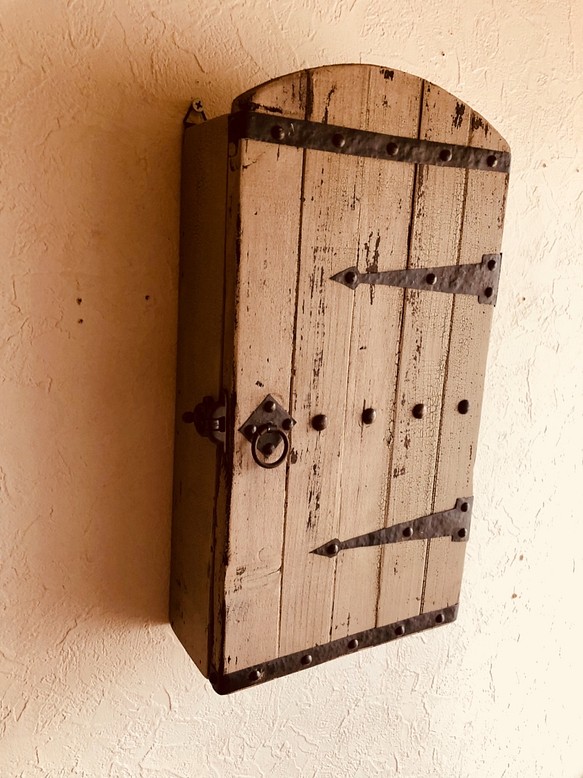 古い木製ドア風の古材キーボックス  ホワイト 1枚目の画像