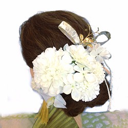 白無垢 に 贅沢 白 尽し 髪飾り 選べる タッセル とオマケのリボン 結婚式 成人式 ダリア　マム　胡蝶蘭 1枚目の画像