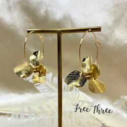 結婚式 ゴールドフラワーフープピアス 大ぶりゴールド  フラワー フープ ブライダル ウエディング 花嫁 1枚目の画像