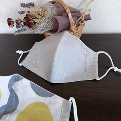 お洒落刺繍マスク　ベルギーリネン　ライトグレー　（つる小花) 1枚目の画像