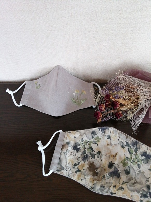 お洒落刺繍マスク　ベルギーリネン　グレーベージュ　(花の手刺繍) 1枚目の画像