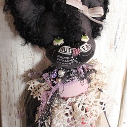 黒猫のぬいぐるみ（ドールタイプ）yuwa花柄プリント アンティークレース 1枚目の画像