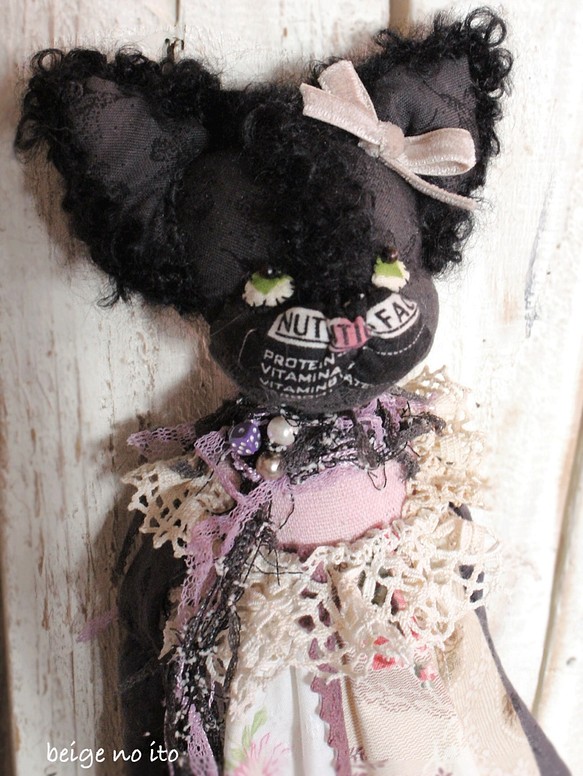 黒猫のぬいぐるみ（ドールタイプ）yuwa花柄プリント アンティークレース 1枚目の画像