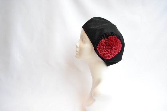 定做：和服面料花朵貝雷帽：黑色x櫻桃紅色花朵和服翻拍品/ 2個工作日內發貨/日本免費送貨/ 2001b01 第1張的照片