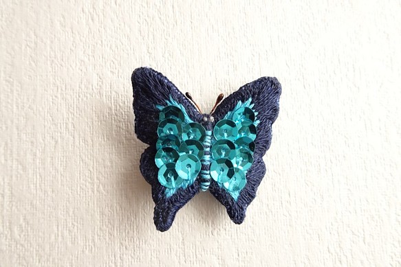 蝶々のブローチ　刺繍　オオルリアゲハ　ブルー 1枚目の画像