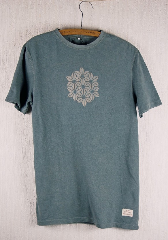 草木染　ヘンプ/オーガニックコットンのTシャツ　　麻の葉　灰　メンズMサイズ 1枚目の画像