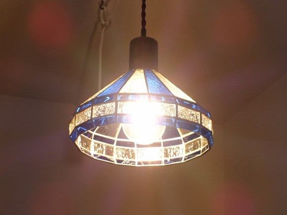 レトロな丸いペンダントライト（電球色ＬＥＤ付き、ペンダントランプ、ステンドグラス）　 1枚目の画像