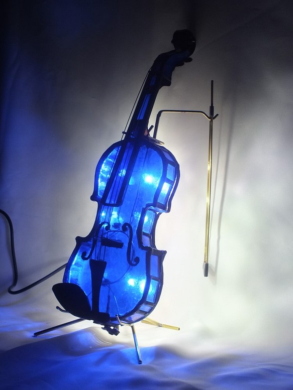 青いバイオリン  new3；ステンドグラス作品　ＬＥＤを組み込んだ手作りランプ。 1枚目の画像