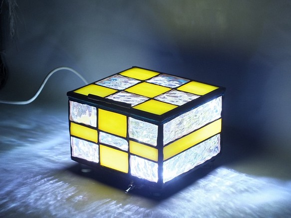光り輝くボックス（小物入れ、ステンドグラス、ＬＥＤ内蔵、ランプ、市松模様） 1枚目の画像