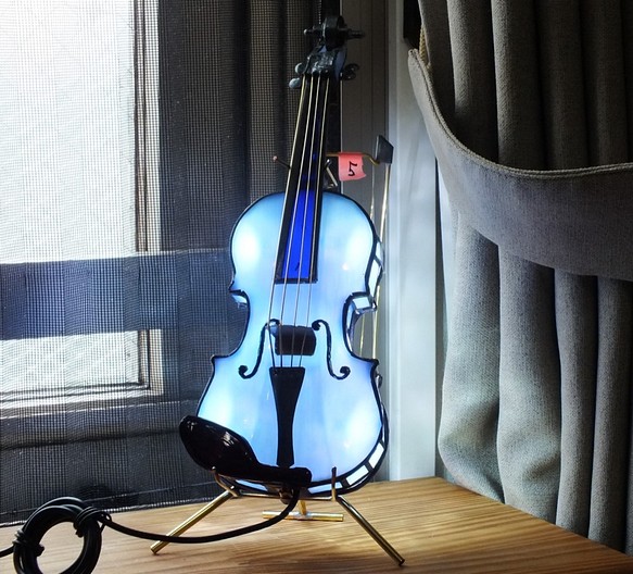 ラファエルブルーのバイオリン-8（藤色、アジサイ色）　ステンドグラスとＬＥＤの手作り