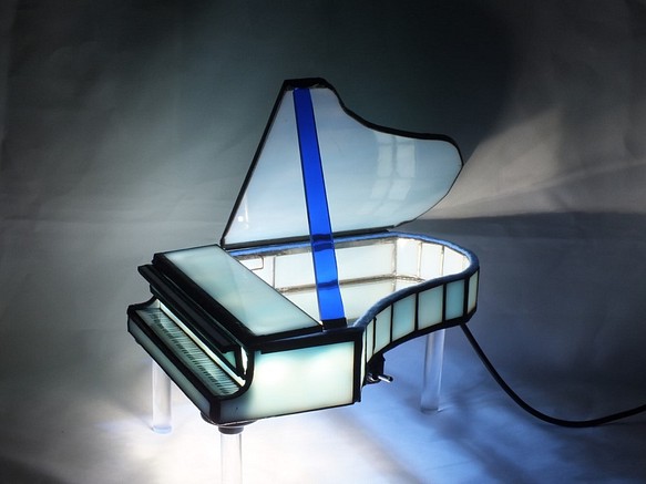 勿忘草色（薄い青空色）のピアノ；ステンドグラスの手作りグランド 