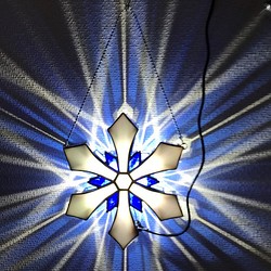 輝く雪の結晶　青と緑　依頼品（ステンドグラス、ＬＥＤランプ　壁掛け） 1枚目の画像