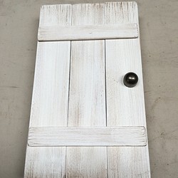アンティーク風白い扉付きスイッチ・コンセントカバー 1枚目の画像