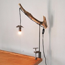 古材×アイアン 流木ネックと鉄のシェードのクランプ型照明 1枚目の画像