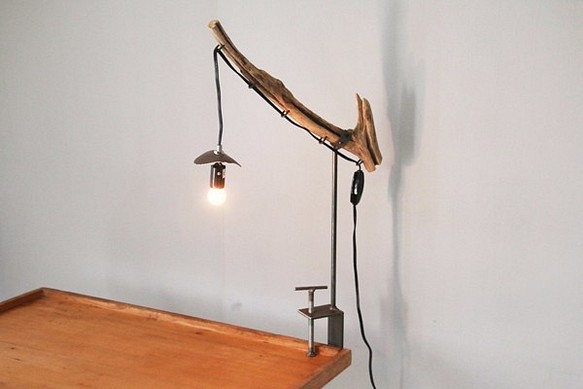 古材×アイアン 流木ネックと鉄のシェードのクランプ型照明 1枚目の画像