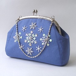 雪の結晶＊ビーズ刺繍のがま口バッグ（17c-1コバルトブルー） 1枚目の画像