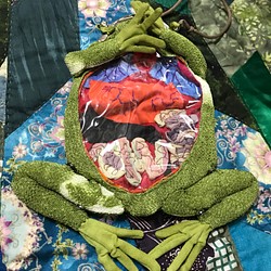 モロ見え蛙のガマ口ポーチ 1枚目の画像