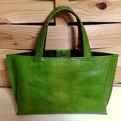 手縫いのシンプルなグリーンのトートバッグ 1枚目の画像