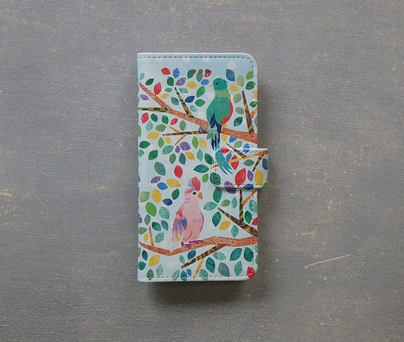 手帳型スマホカバー【iPhone6/6S/7/8兼用】《木とカラフルな鳥》 1枚目の画像